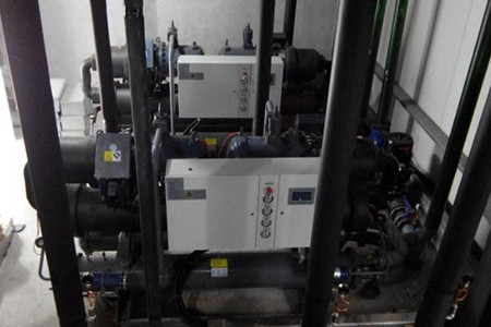 為什么水冷螺桿式冷水機組中會有污垢沉積？